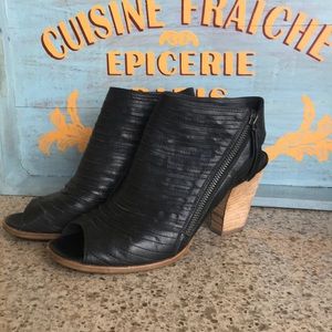 Paul Green Cayenne leather peep toe sandals!